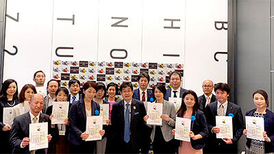 A photo of employees from various NTT companies that received the 'PRIDE index' award