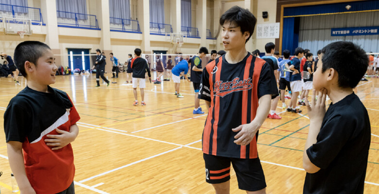 Image: Children receiving advice from NTT EAST Badminton Club player Mr. Taiichi Saito