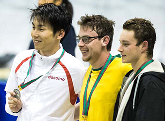 画像： 表彰台で笑顔を見せる山田選手。胸には銀メダルが輝きます。