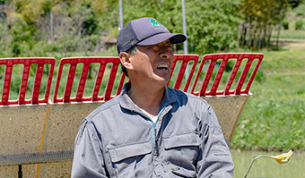 画像：深水農法の成功に笑顔が溢れる阿部さんの写真。