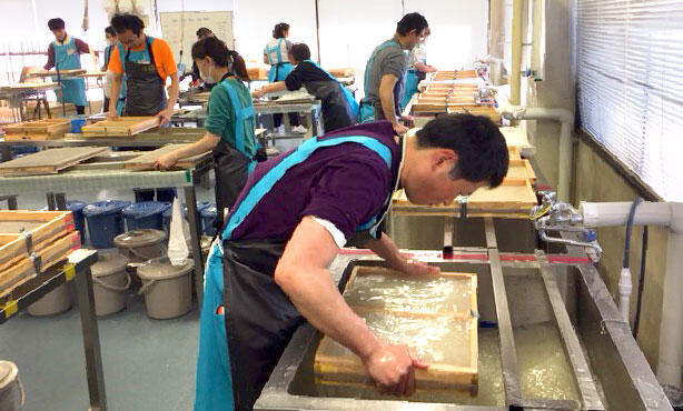 A photo of employees working at NTT CLARUTY Enzan Factory