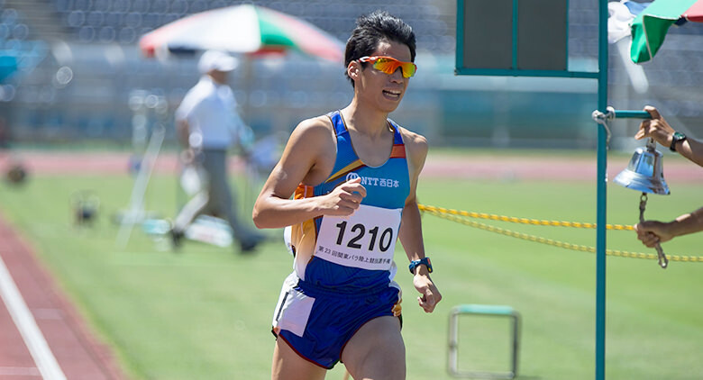 Image: Photograph of Photograph of Tadashi Horikoshi sprinting around the stadium track.