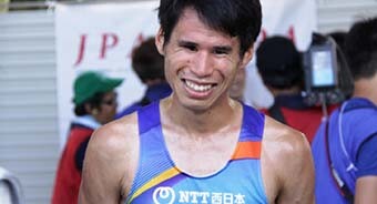 Image: Photograph of Tadashi Horikoshi smiling at the camera following this race.