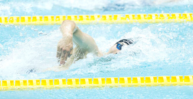 Image: In the final, with a reaction time of 0.72 seconds, Yamada hit the water third out of the eight swimmers.