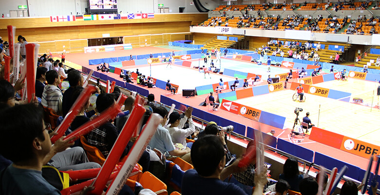 Image: cheering on badminton player Yuma YAMAZAKI