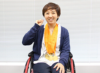 Image: With 3 gold medals hanging from her neck, Yuma YAMAZAKI is beaming.