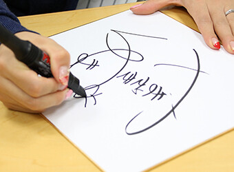 Image: YAMAZAKI gifted the children with her autograph.