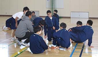 Image: Kazushi Hano and Harunori Tsuruya participating in the mini-game that was held after the class