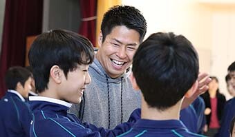 Image: Player Kazushi Hano interacting with students