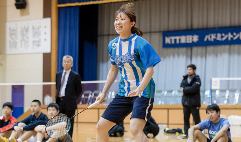 Image: NTT EAST Badminton Club player Ms. Sebun Nagai takes on a young opponent in a 