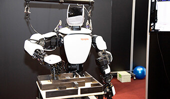 The touch sensation of T-HR3's fingers is conveyed to the operator controlling the robot from a distant location, and so it was possible for it to navigate the maze blindfolded.