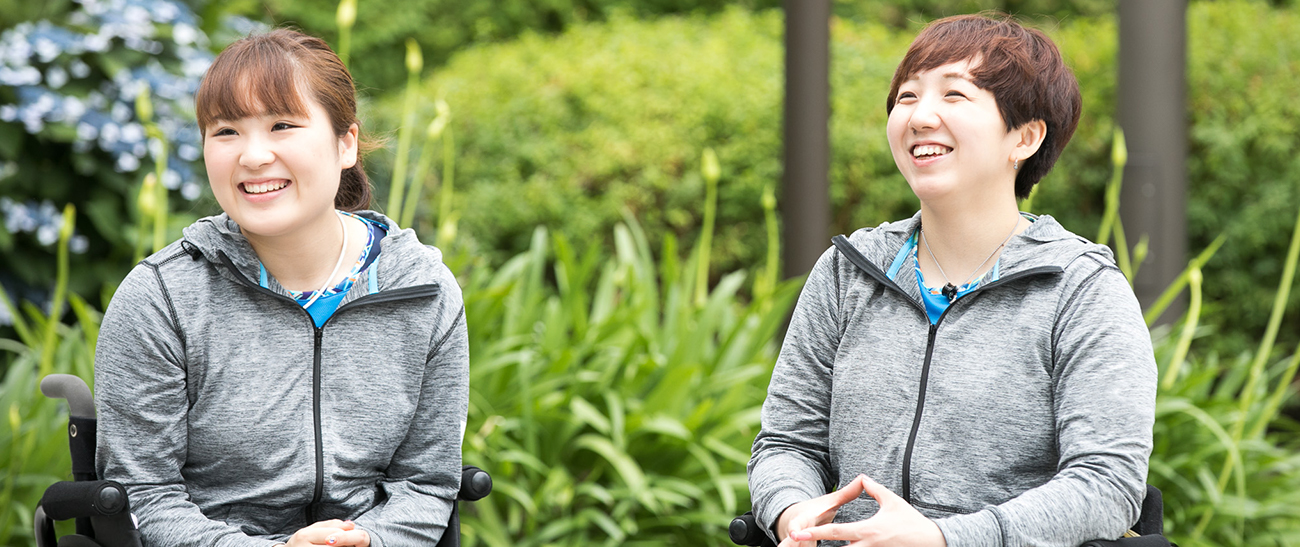 Image: Ms. YAMAZAKI and Ms. SATOMI sittimg side-by-side as they talk