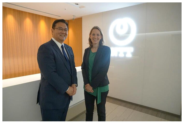 photograph of Sandra Roling, Head of EV100, The Climate Group, visited our Senior Executive Vice President Motoyuki Ii on October 10, 2018