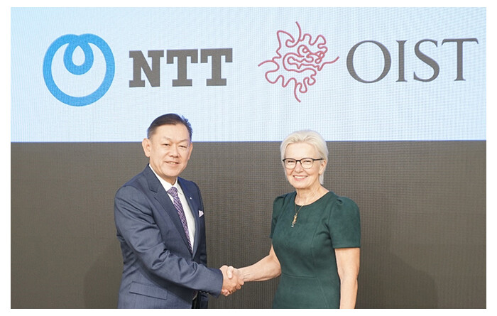 NTT Senior Executive Vice President (CTO) Katsuhiko Kawazoe (left), and OIST President & CEO Karin Markides (right)