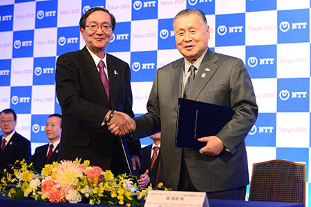 Tokyo 2020 Organizing Committee President Mr. Yoshiro Mori (right) and
NTT President and CEO Hiroo Unoura (left) shake hands at the signing ceremony.
