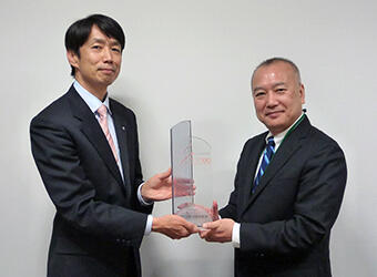
Mr. Yukio Okazaki(left-side), Managing Director, 
NTT Intellectual Property Center, is receiving a trophy from Mr.Hirofumi Hino (right-side), Vice President,Head of Japan Professional ServicesIP & Science, a Thomson Reuters Company.
