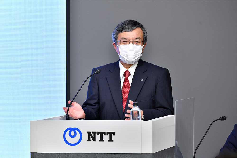 写真：島田明 代表取締役社長が記者会見する様子