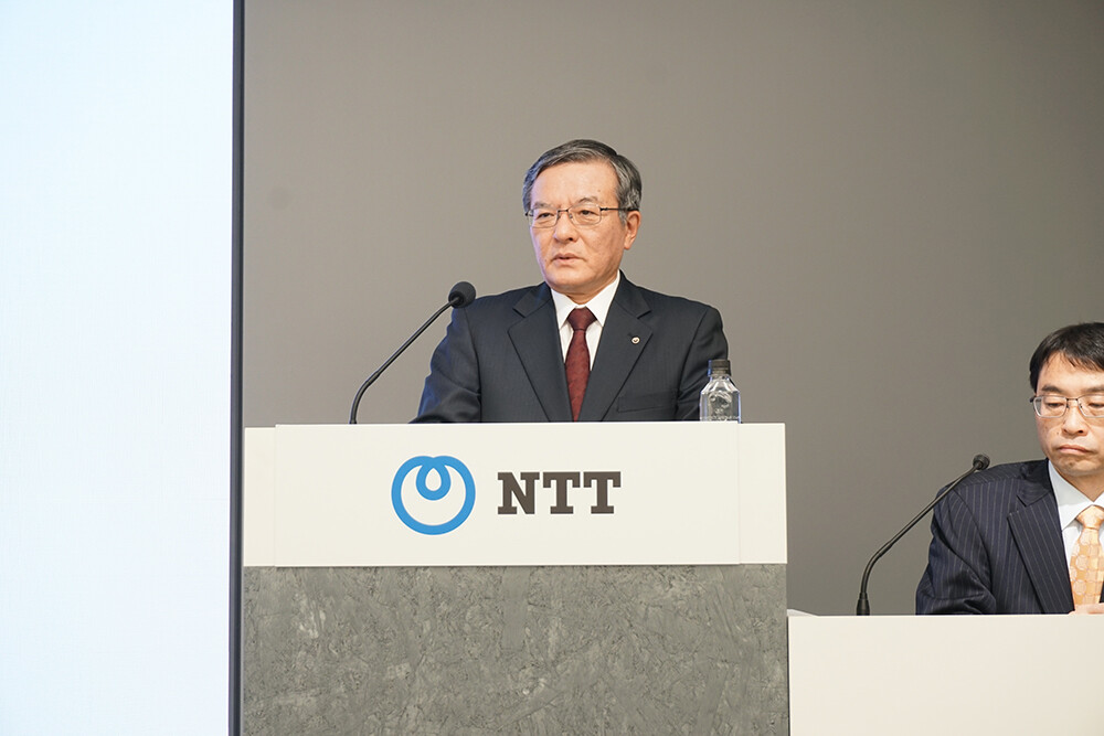 写真：島田明 代表取締役社長が記者会見する様子