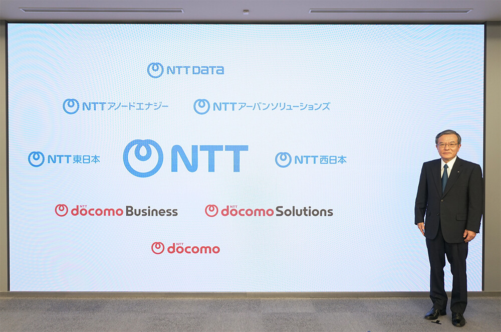 写真：島田明 代表取締役社長が記者会見する様子