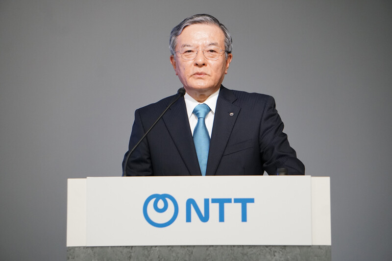 画像：島田明 代表取締役社長が記者会見する様子