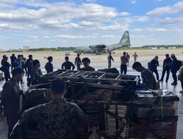 自衛隊による機材輸送の写真