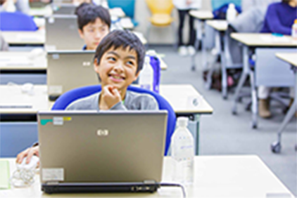 写真：プログラミング入門　NTTデータアカデミアで、パソコンに向かって授業を受ける子どもたちの様子