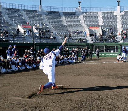 写真：NTT東日本野球部による野球教室で、選手の投球を見学する子どもたちの様子