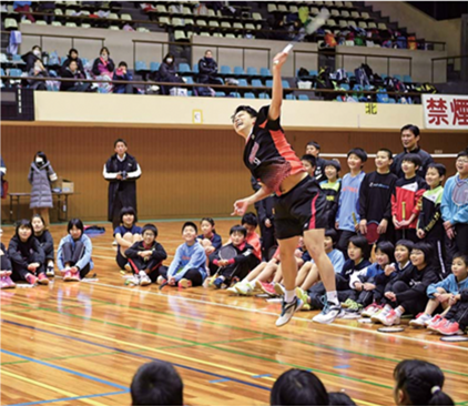 写真：NTT東日本バドミントン部によるバドミントン教室で、選手のスマッシュを見学する子どもたちの様子