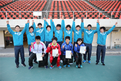 写真：NTT西日本陸上競技部によるふれあい陸上教室で、競技場での選手と子どもたちの集合写真