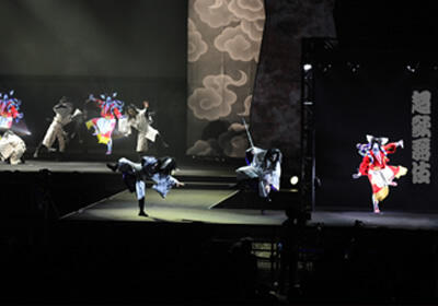 超歌舞伎で中村獅童さんがNTTの技術で分身している写真