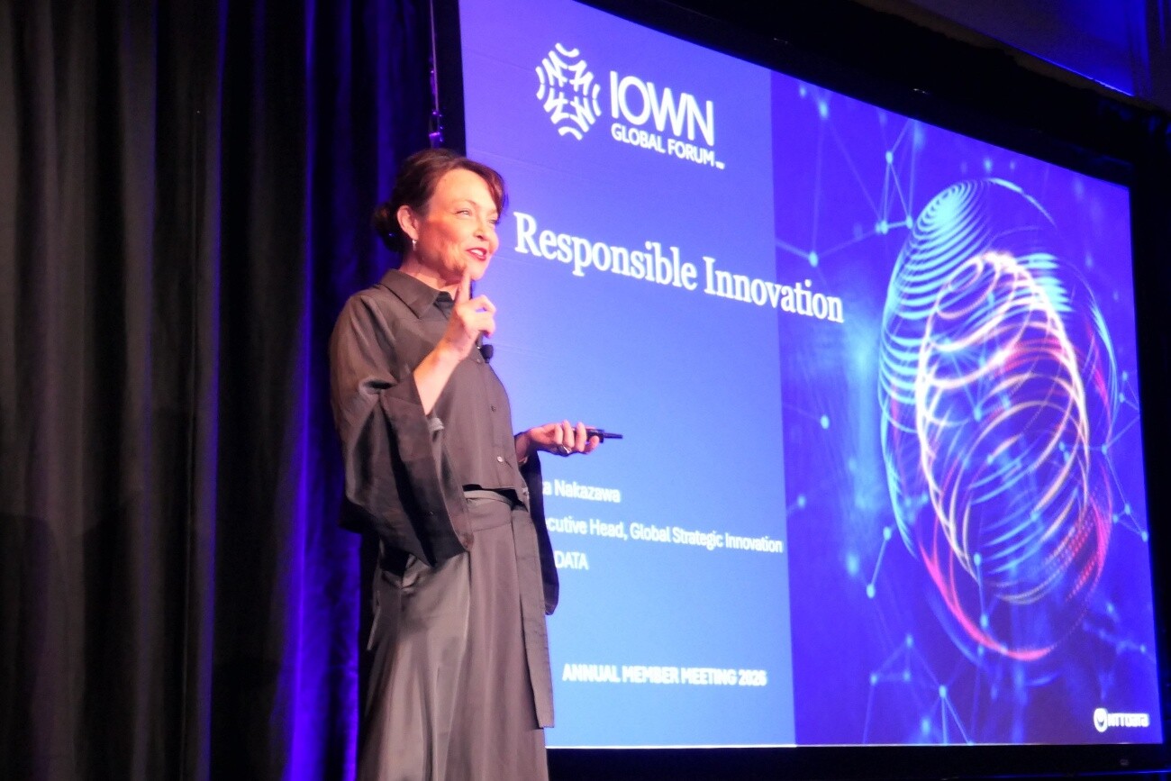 オープニングで基調講演するNTTデータの中澤里華氏