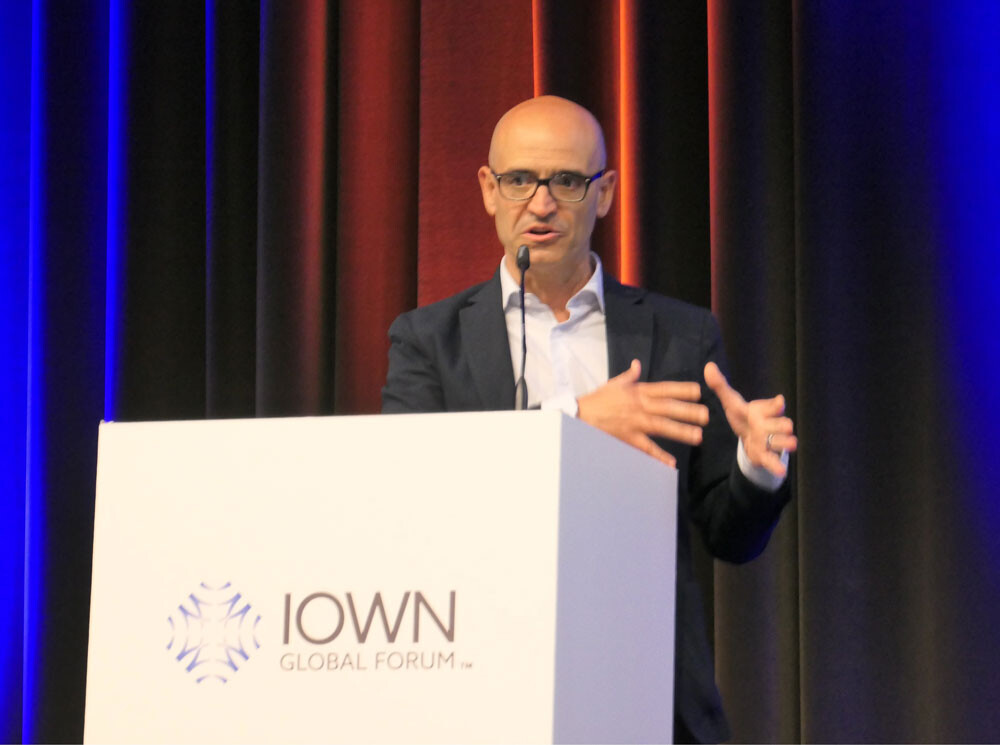 画像：IOWN Global Forumでスピーチするエリクソンのカマリロ氏