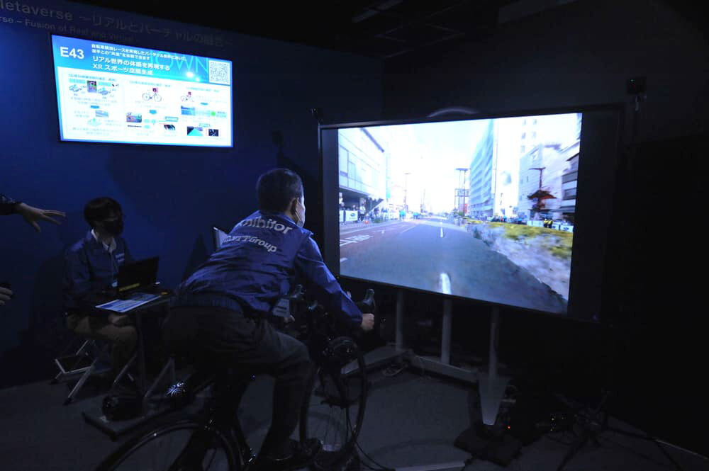 画像：自転車レースを再現したバーチャル空間において、選手との共走を体験