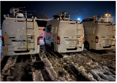 写真：全国から集まった移動基地局車