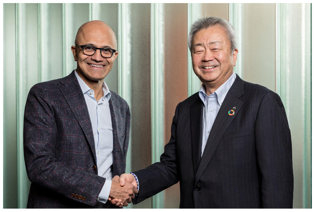 マイクロソフト コーポレーション CEO サティア ナデラ（左）、日本電信電話株式会社　代表取締役社長　澤田　純（右）