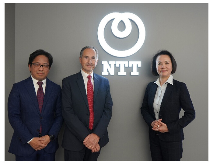NTTライフサイエンス、PRiME-R 是川社長（左）、BCP 取締役 会長 Laurent Samama（中央）、NTT 取締役 執行役員 工藤 晶子（右）