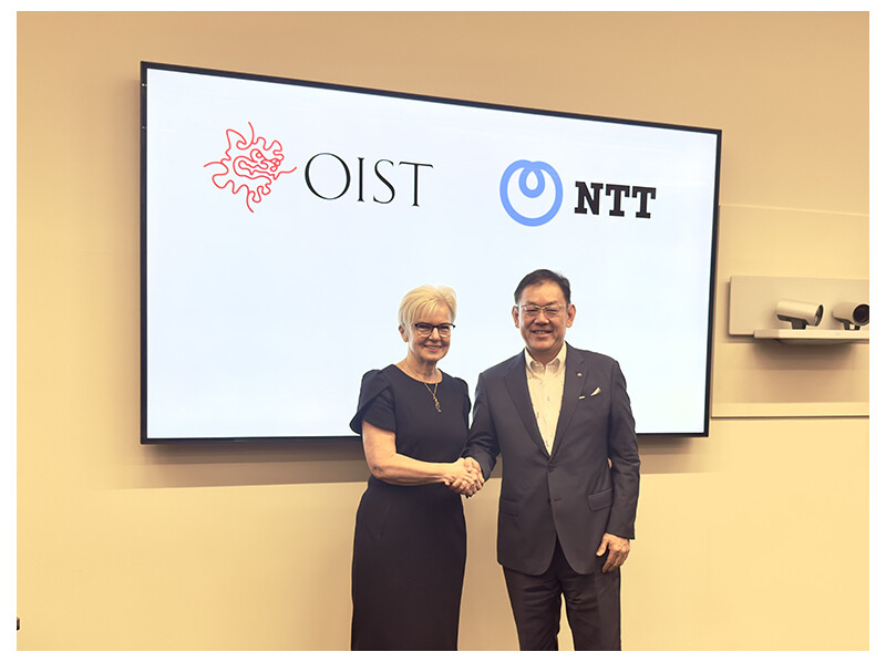 OISTカリン・マルキデス学長兼理事長（左）とNTT川添雄彦副社長（右）。