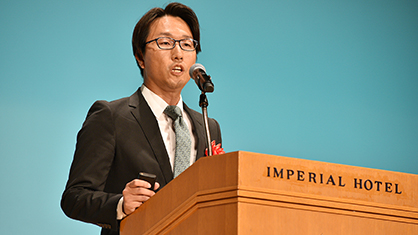 授賞式登壇の様子1