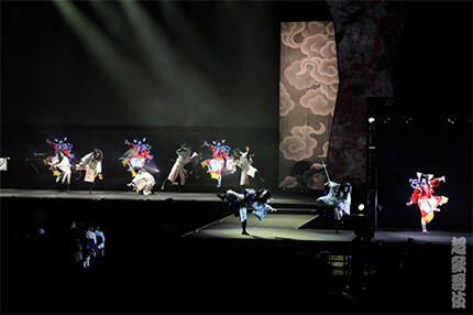 ニコニコ超会議2016の「超歌舞伎」で上演された「今昔饗宴千本桜（はなくらべせんぼんざくら）」の様子